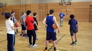 Jugendliche beim Basketballtraining