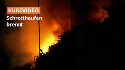 große Flamme mit Rauchwolke