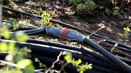 Ein zerstörtes schwarzes Kabel