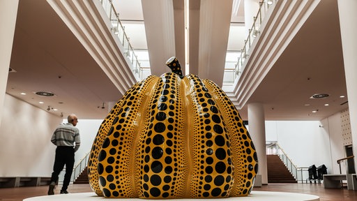 Ein Besucher in der Ausstellung Yayoi Kusama im Museum Ludwig
