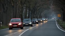 Autos fahren auf einer Landstraße.