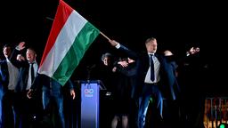 Peter Magyar schwenkt die ungarische Flagge.