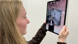 Schülerin mit Tablet